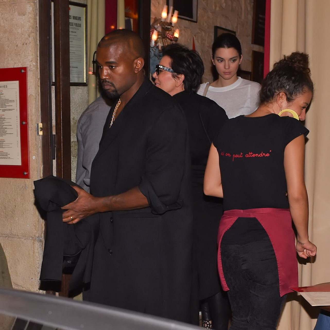 Kendall jenner catturato seethru al reggiseno mentre lascia il ristorante fendi a Parigi
 #75184773