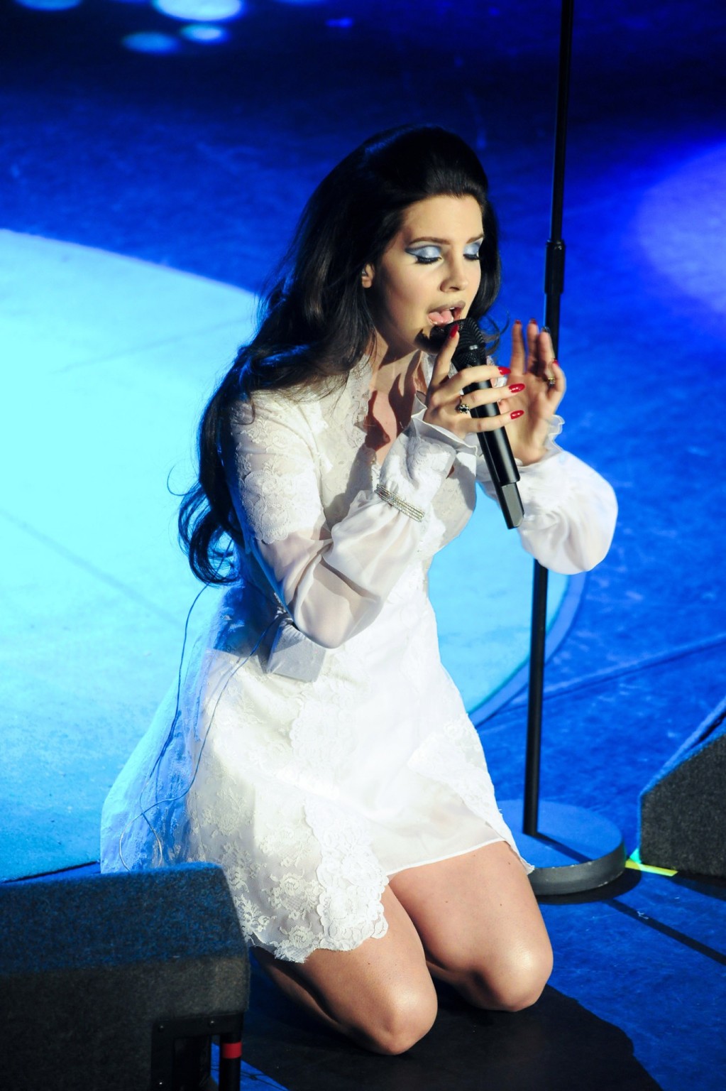 Lana del rey che mostra le sue mutandine mentre si esibisce a l'olympia a Parigi 
 #75233726