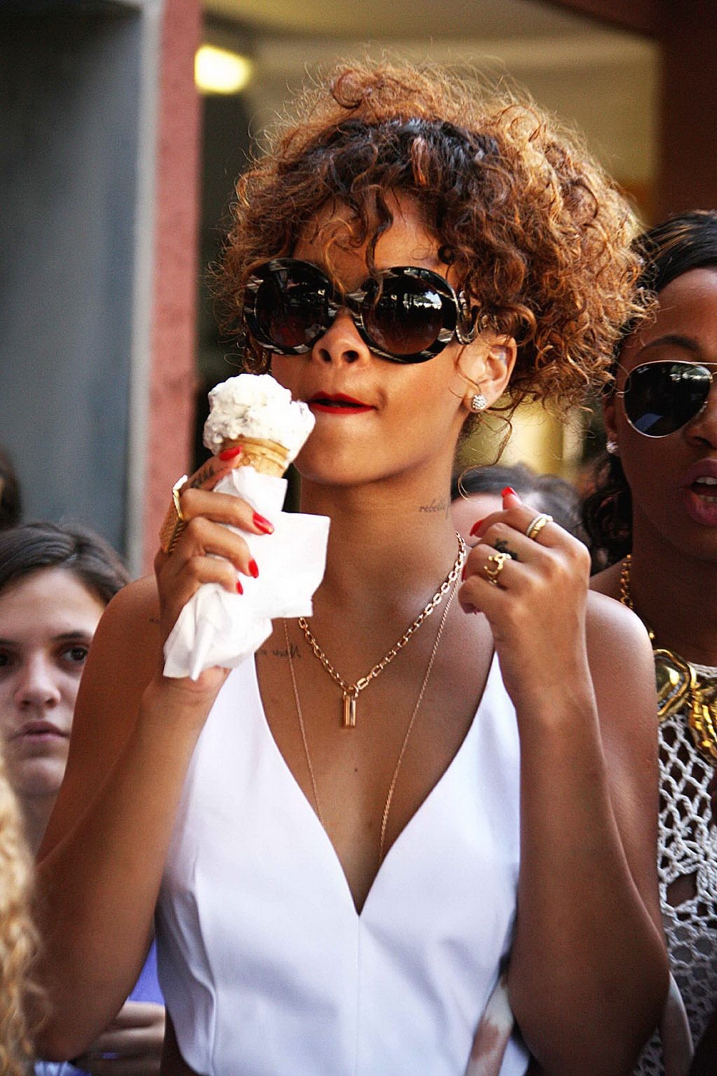 Rihanna leckt und lutscht ein Eis in Portofino, Italien
 #75290513