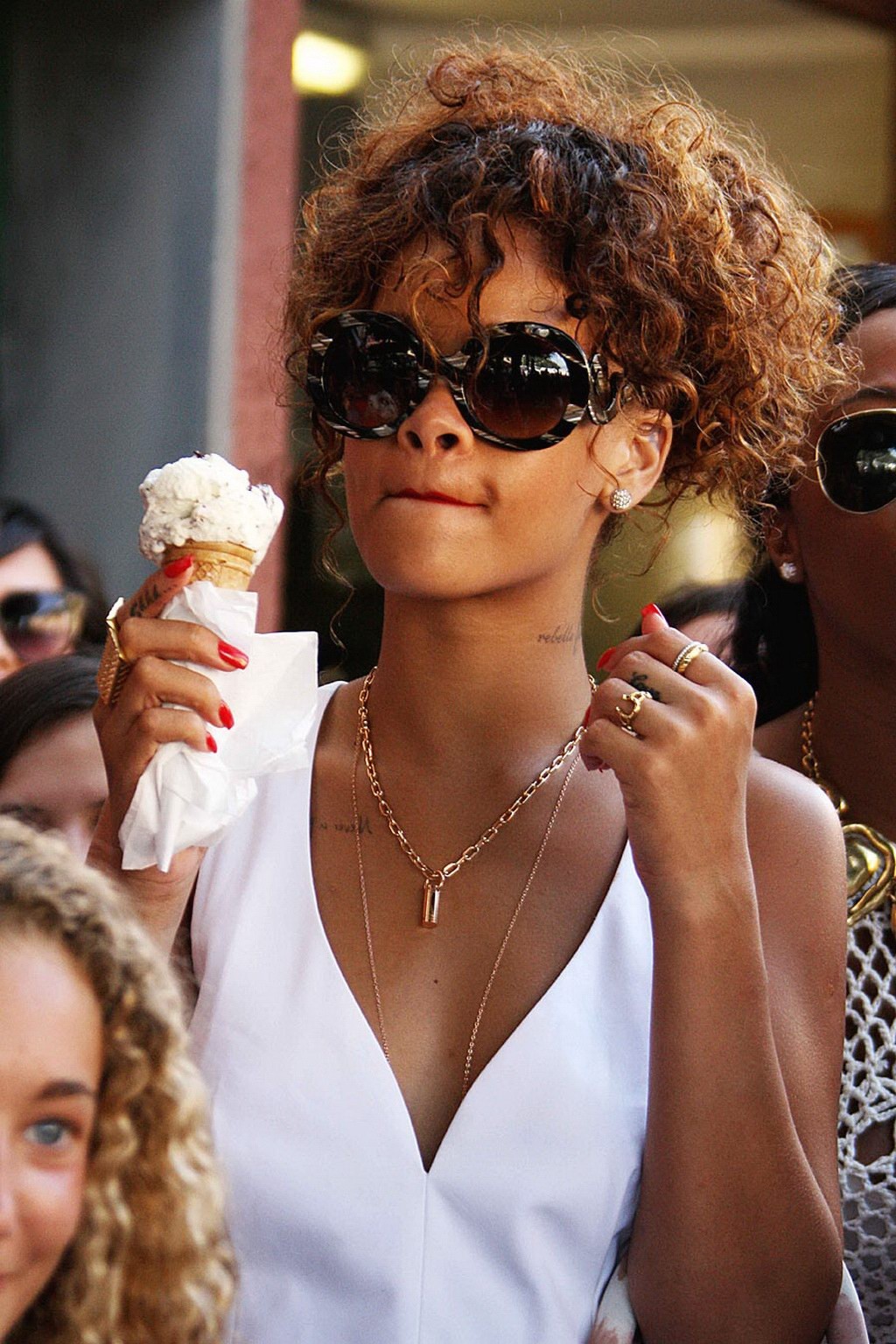 Rihanna lamiendo un helado en portofino, italia
 #75290525