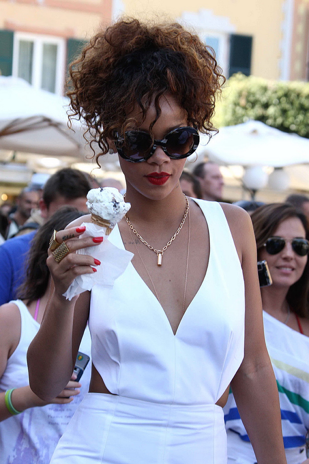 Rihanna lamiendo un helado en portofino, italia
 #75290563