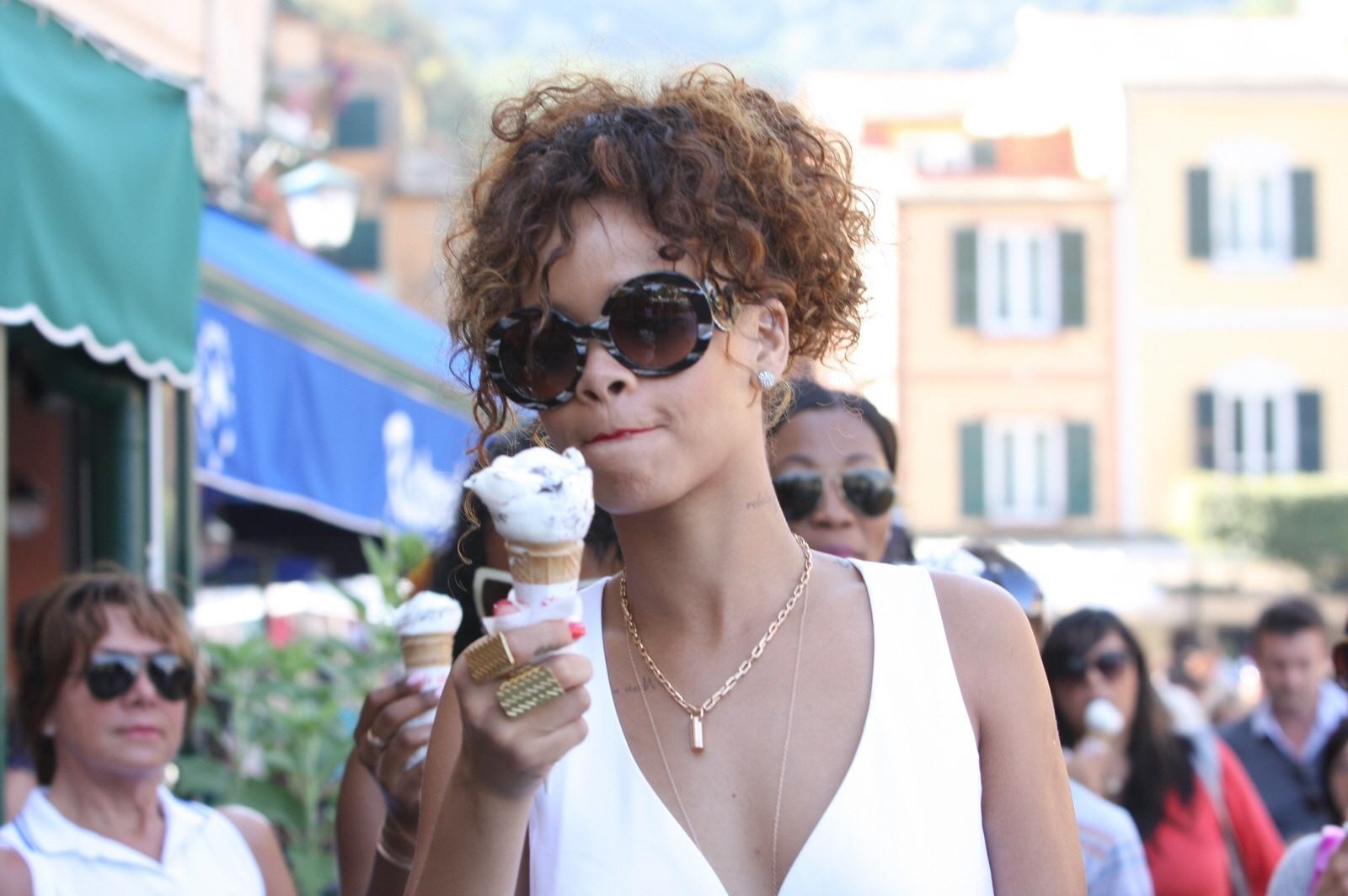 Rihanna lamiendo un helado en portofino, italia
 #75290600