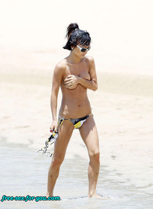 Bai ling mostrando su coño y sus pequeñas tetas a los paparazzi en la playa
 #75419497
