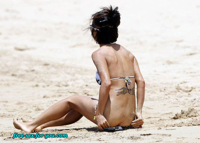 Bai ling che mostra la sua figa e piccole tette a paparazzi sulla spiaggia
 #75419513