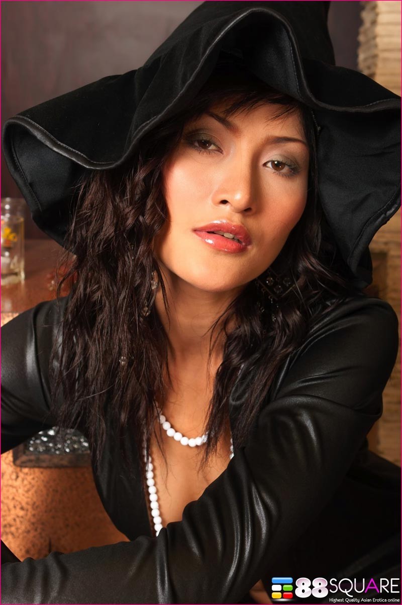 Bella yong spielt mit ihrer haarigen Muschi
 #69834855