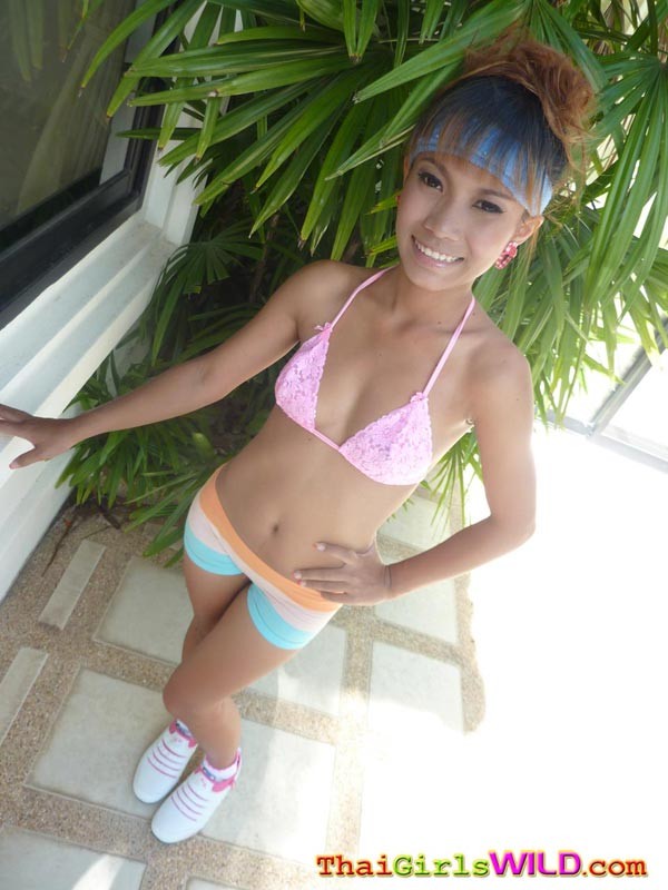 Thailändische Nutte zieht ihren Bikini aus und zeigt ihre Muschi
 #69772715