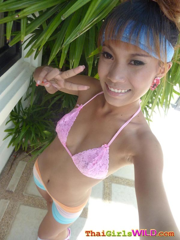 La prostituta thailandese si spoglia del suo bikini per mostrare la sua figa
 #69772725