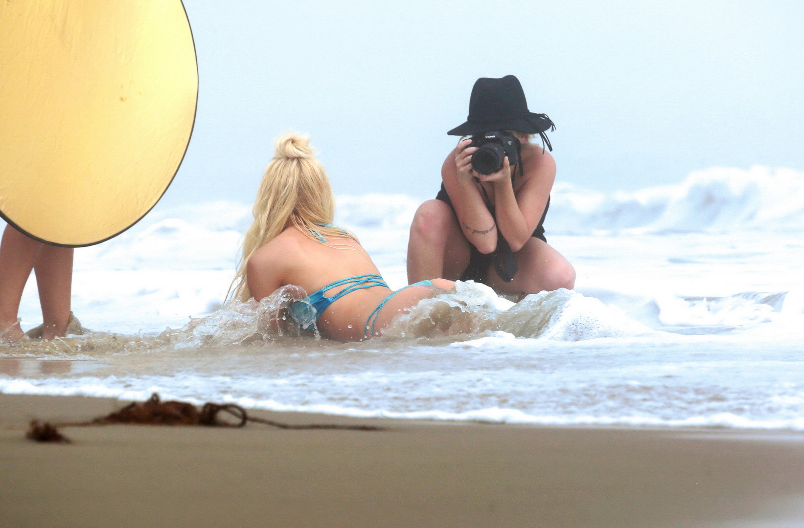 Ava sambora montrant son cul rond en bikini
 #75141181