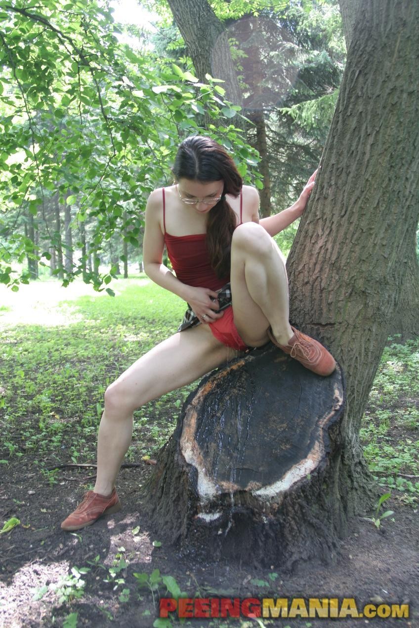 森の中でメガネをかけた女の子のミニスカートと赤い濡れたパンティ
 #76518627