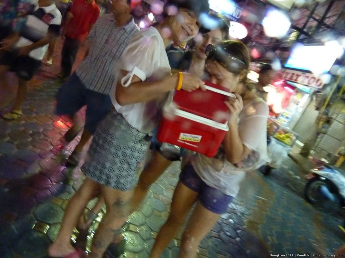 Heiße rothaarige thailändische Hure, gefickt ohne Sattel von schwedischem Sextouristen, asiatische Schlampe
 #68449056