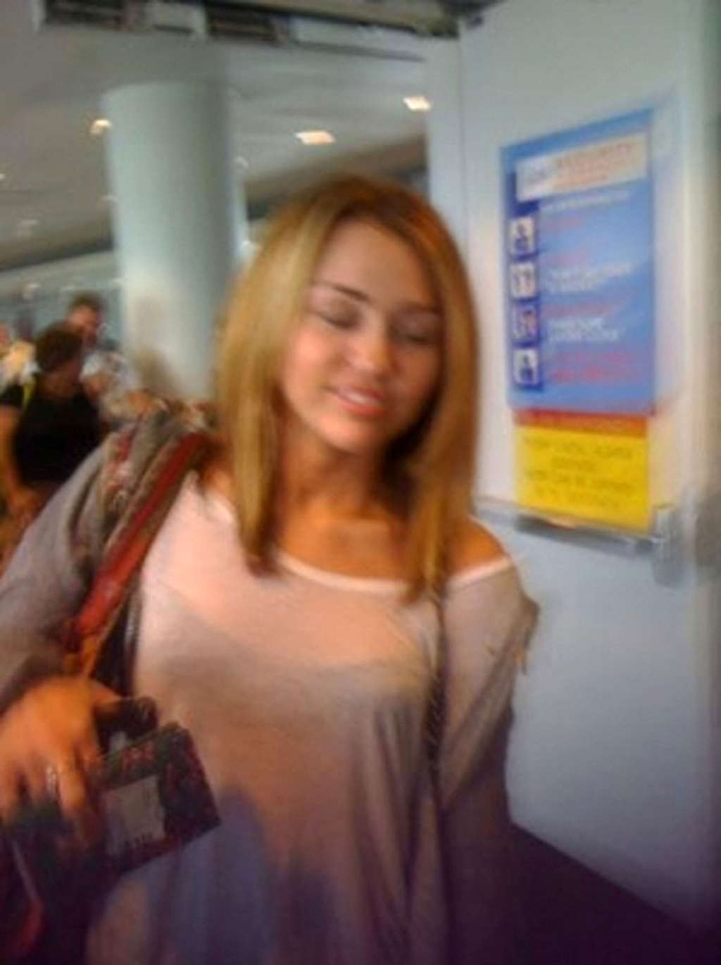 Miley Cyrus mostrando su cuerpo sexy y sus tetas con una camiseta transparente
 #75334018
