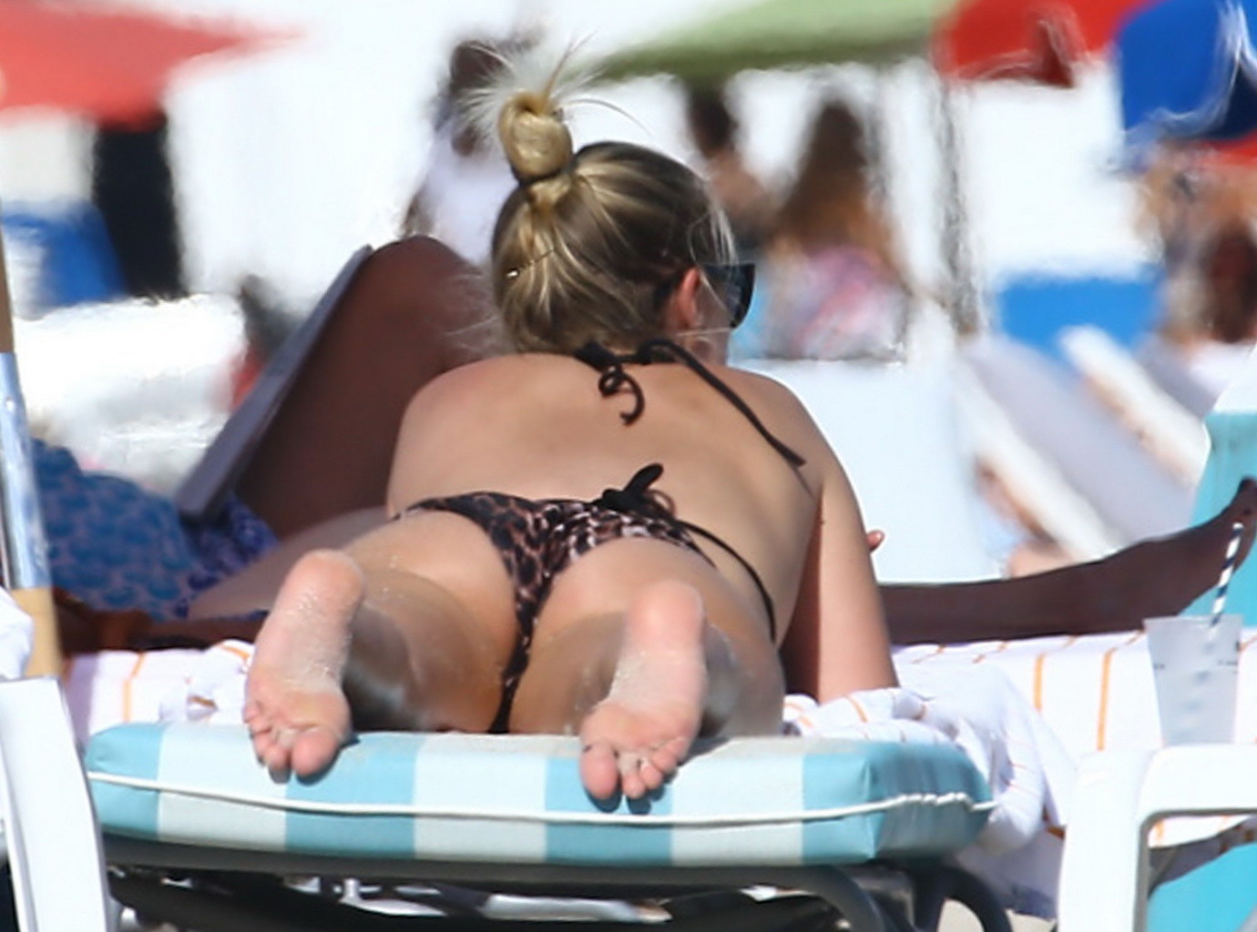 Nicky hilton bronzant ses fesses rondes dans un bikini léopard à la plage i
 #75178966
