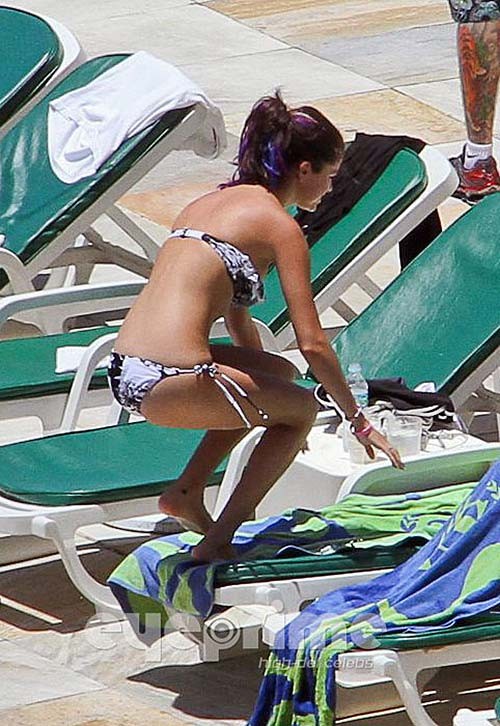 Selena Gomez exposing sexy body and ass in bikini on beach #75274242
