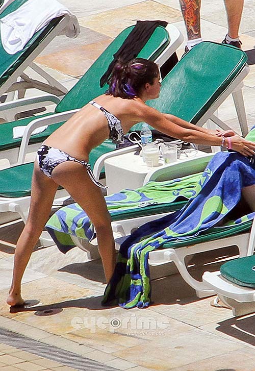 Selena Gomez exposing sexy body and ass in bikini on beach #75274254