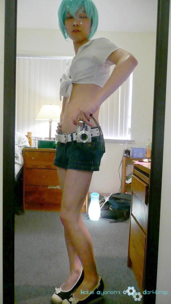 Joven japonesa newhalf en peluca azul posando
 #76144522