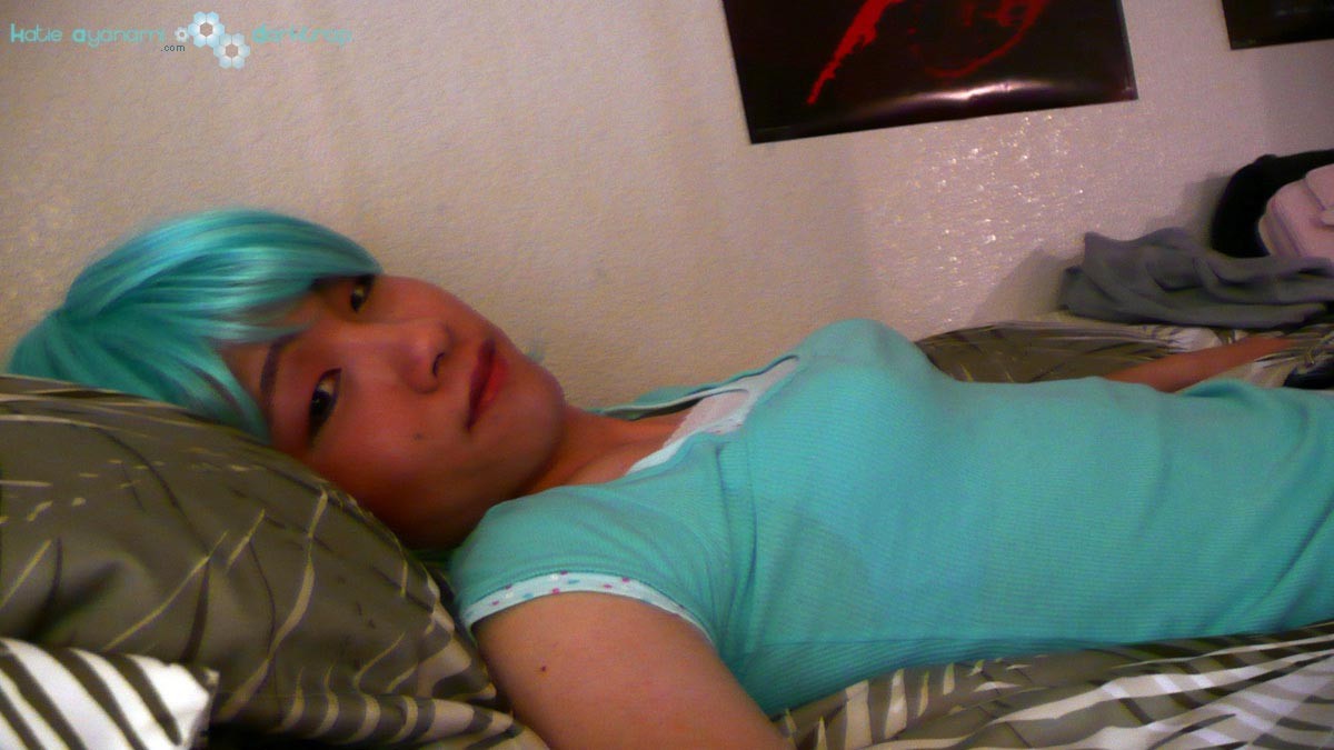 Joven japonesa newhalf en peluca azul posando
 #76144539