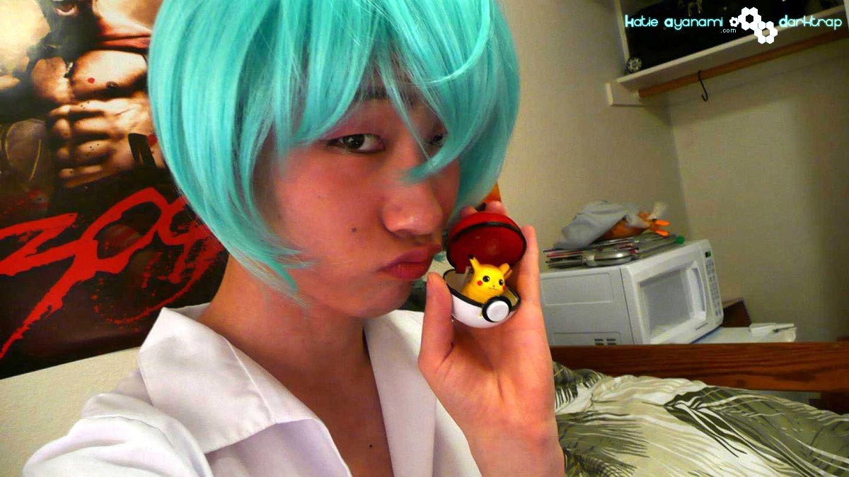 Joven japonesa newhalf en peluca azul posando
 #76144551