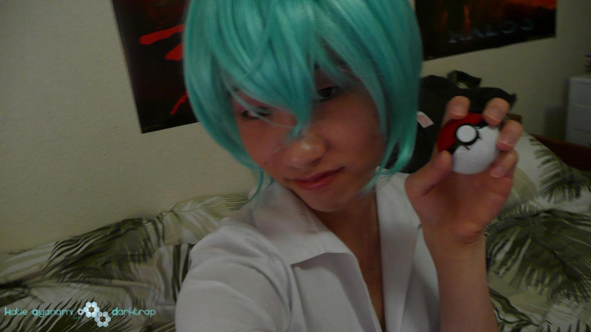 Joven japonesa newhalf en peluca azul posando
 #76144559