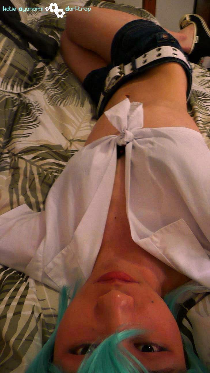 Joven japonesa newhalf en peluca azul posando
 #76144567