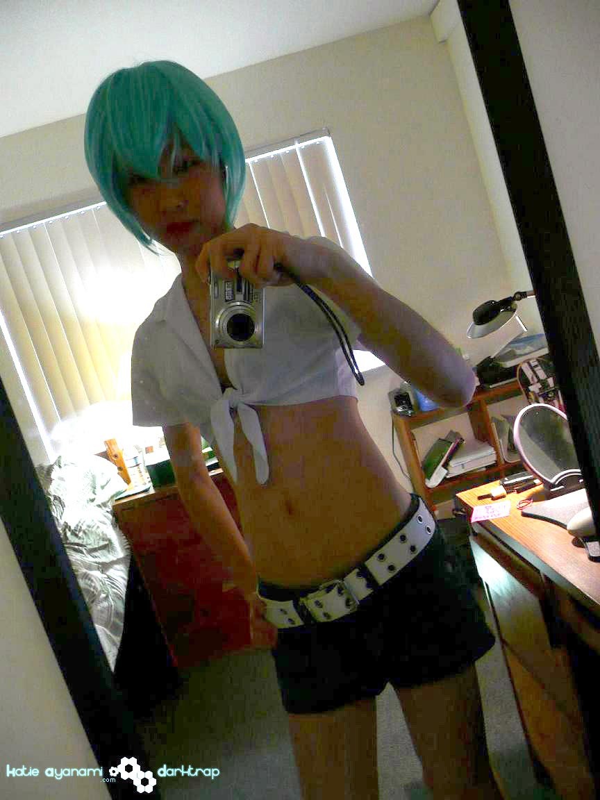 Joven japonesa newhalf en peluca azul posando
 #76144594