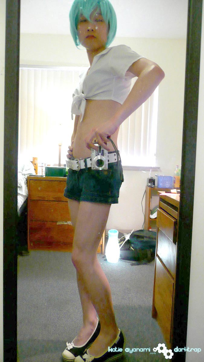 Joven japonesa newhalf en peluca azul posando
 #76144603