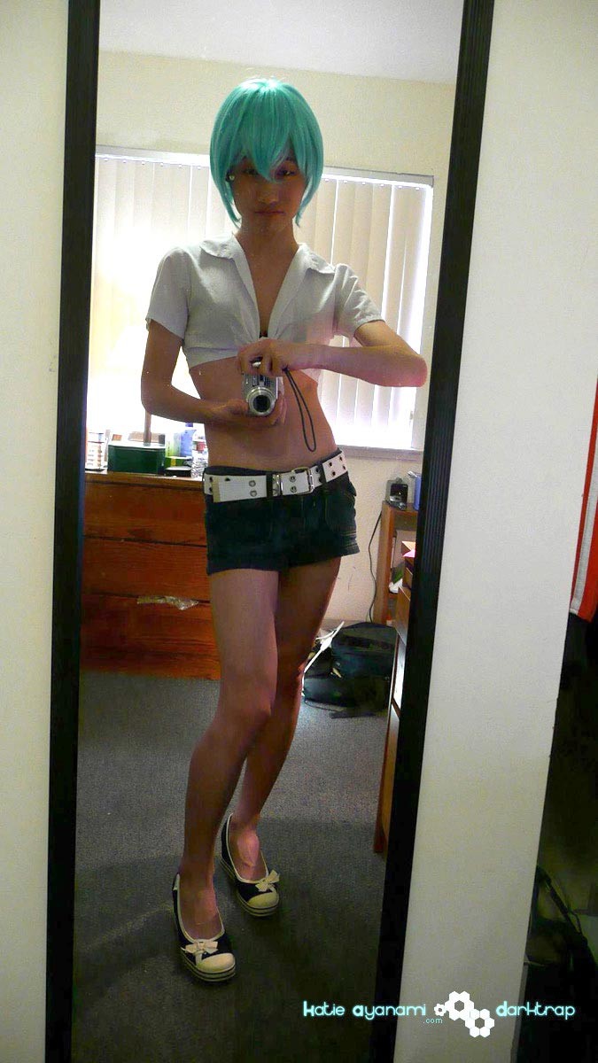 Joven japonesa newhalf en peluca azul posando
 #76144620