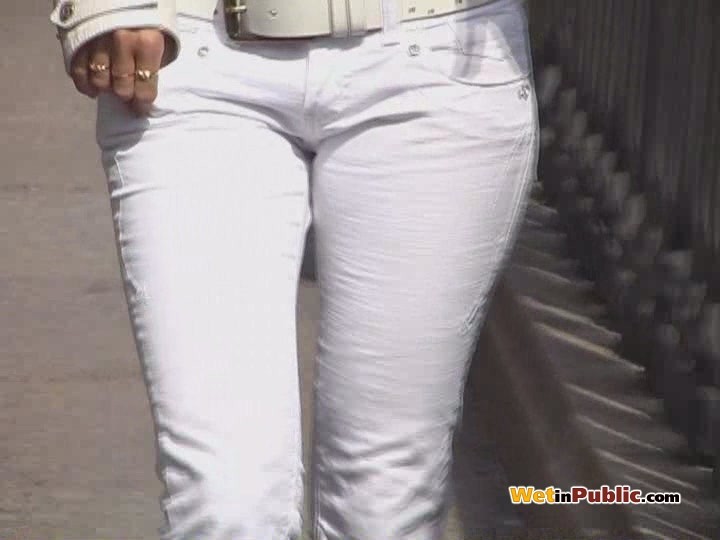 La biondina carina inzuppa i suoi jeans bianchi con la pipì proprio nella strada trafficata
 #73255969