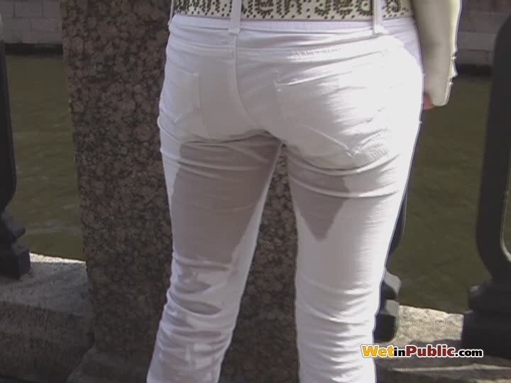 La biondina carina inzuppa i suoi jeans bianchi con la pipì proprio nella strada trafficata
 #73256016