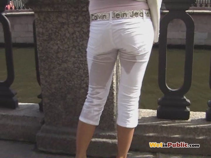 La biondina carina inzuppa i suoi jeans bianchi con la pipì proprio nella strada trafficata
 #73256033
