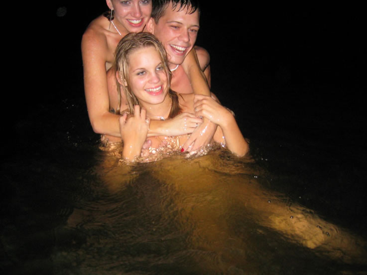 Jóvenes bañándose desnudos después de una fiesta universitaria
 #78927456