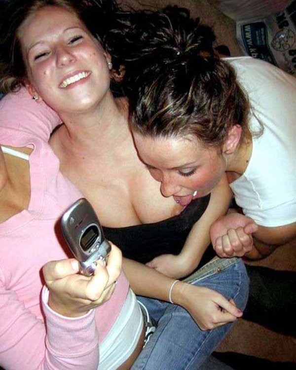 Heiße betrunkene College-Mädchen, die verrückt werden und in der Öffentlichkeit blinken
 #76398977