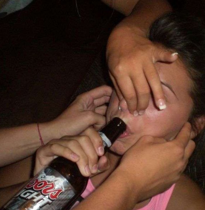 Heiße betrunkene College-Mädchen, die verrückt werden und in der Öffentlichkeit blinken
 #76398981