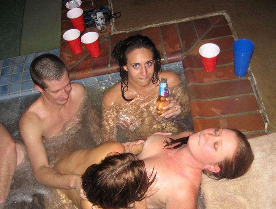 Heiße betrunkene College-Mädchen, die verrückt werden und in der Öffentlichkeit blinken
 #76399050