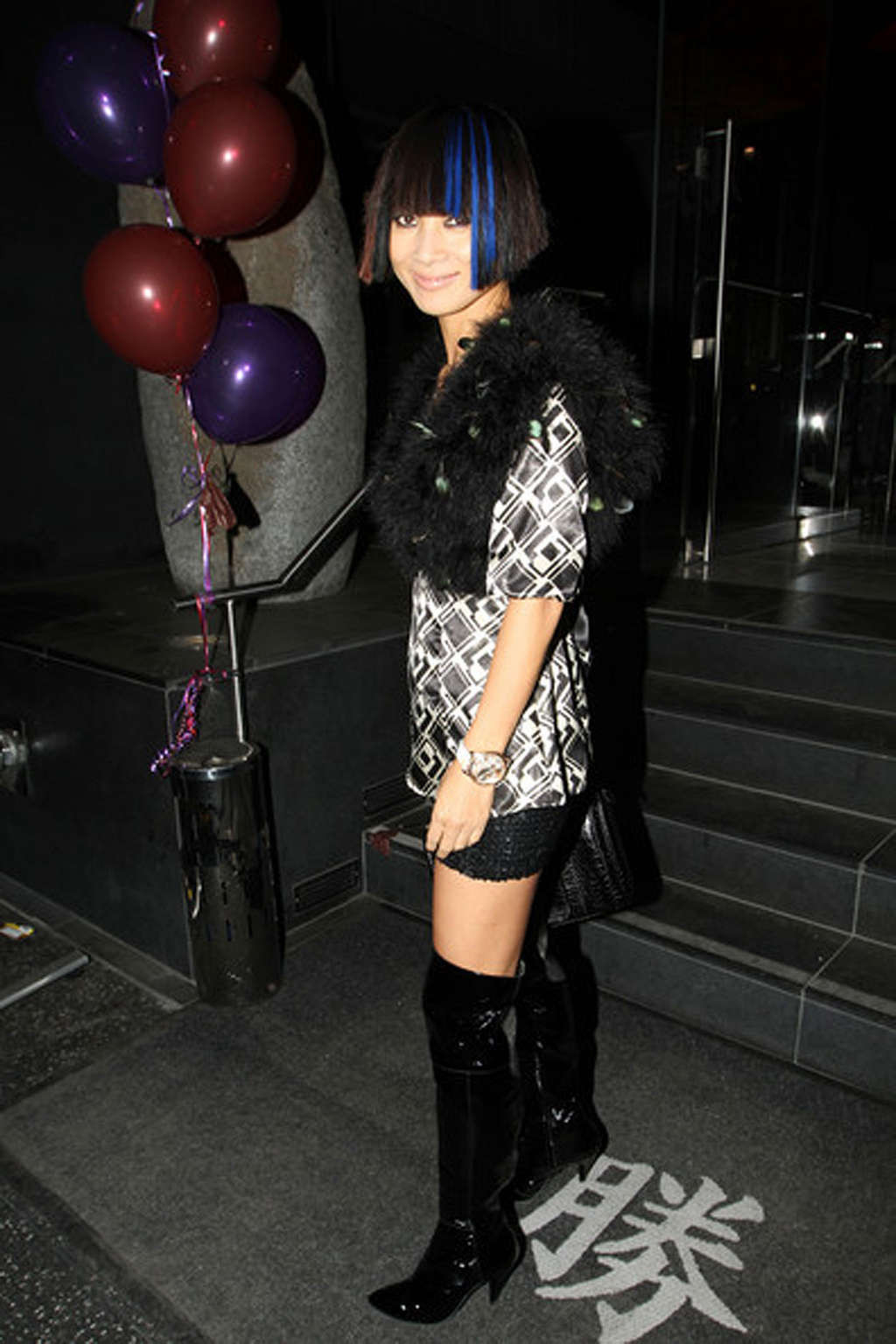 Bai ling con falda en el coche y posando con botas fuck me paparazzi
 #75372526