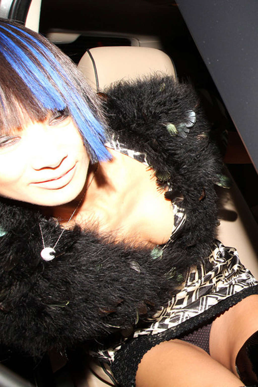 Bai ling con falda en el coche y posando con botas fuck me paparazzi
 #75372587