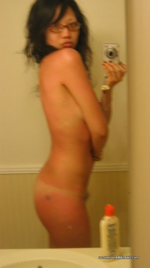 Zusammenstellung einer ungezogenen asiatischen Freundin, die nackt posiert
 #67625153