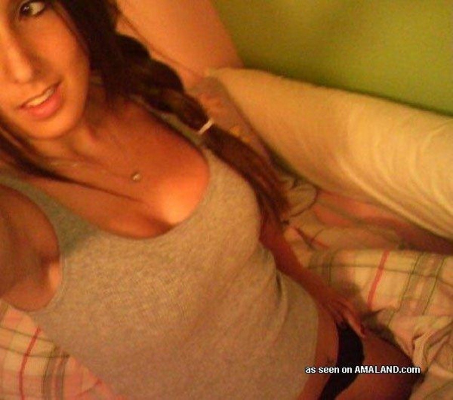 Sexy morena autofoto mostrando sus tetas redondas perfectas
 #67229141