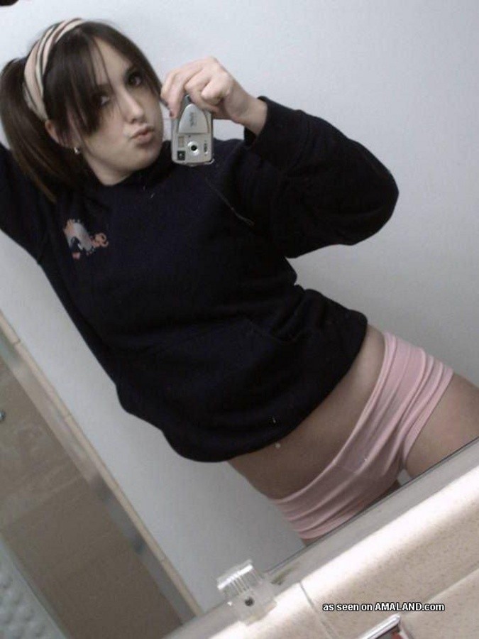 Sexy bruna che si fotografa da sola mostrando le sue perfette tette rotonde
 #67229162