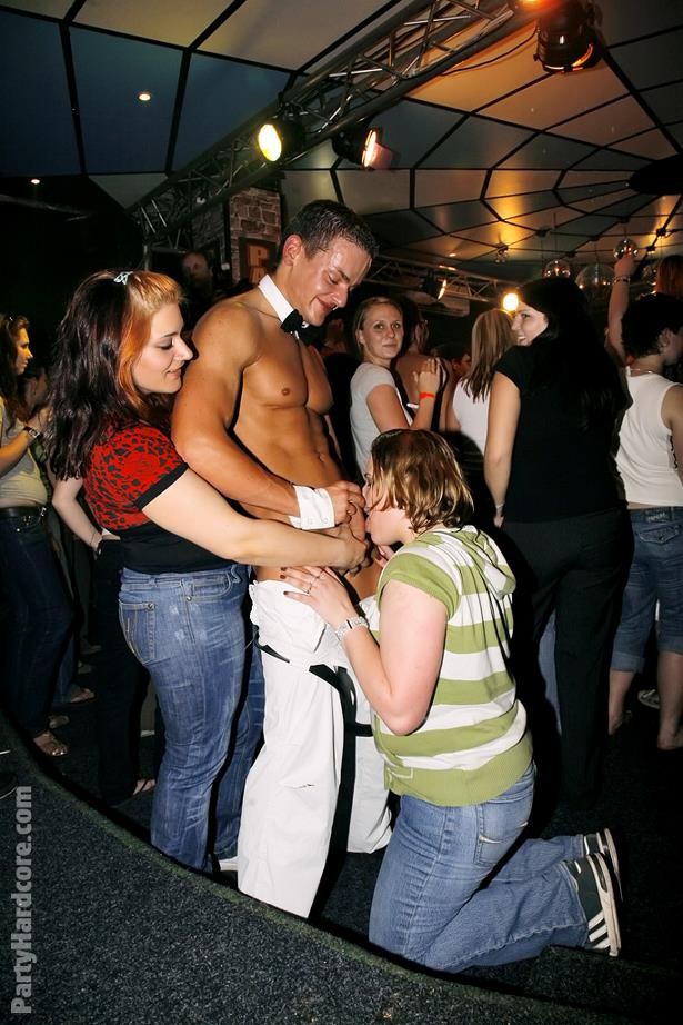 Le ragazze dipendenti dal cazzo della porta accanto impazziscono alla festa di strip maschile
 #76852340