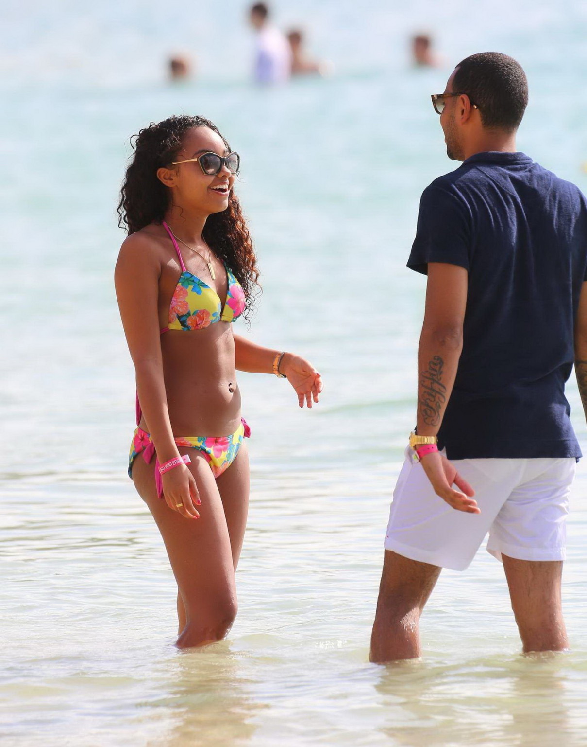 Leighanne pinnock muestra su redondo trasero en un colorido bikini floral en la playa
 #75177570