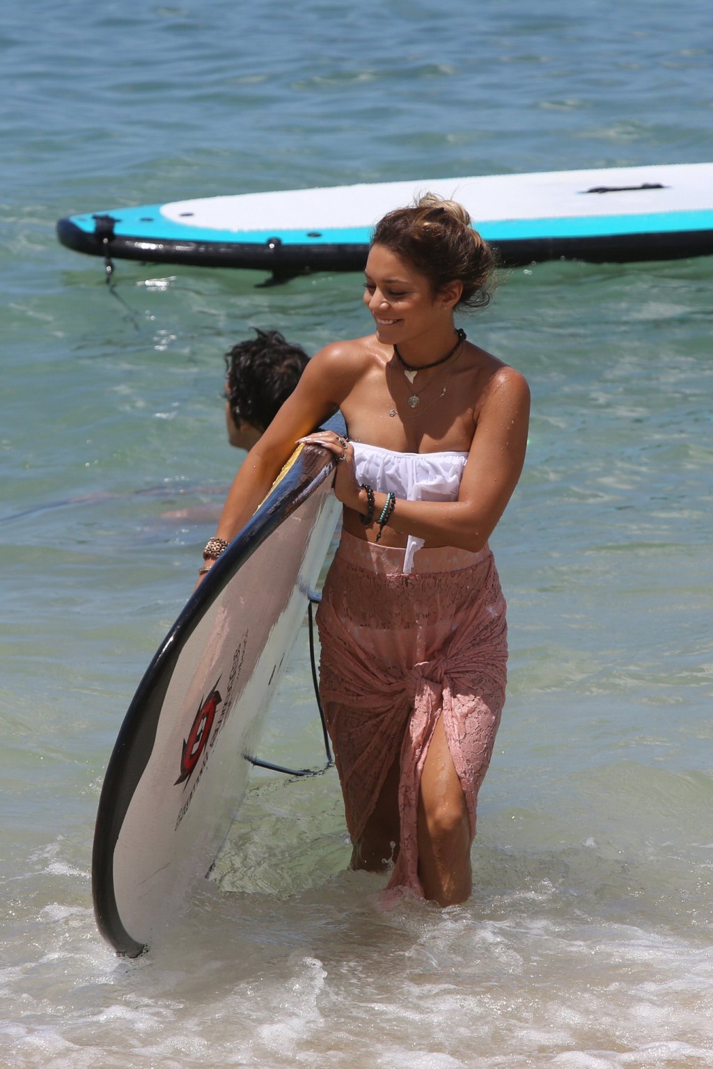 Vanessa hudgens exhibe son corps sexy en bikini blanc sans bretelles à la plage 
 #75193789