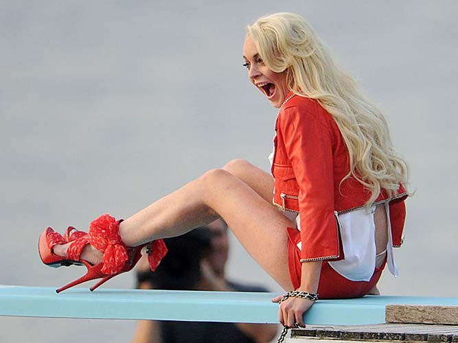 Lindsay lohan entblößt sexy Körper und heiße Beine in schönen roten Shorts
 #75287129