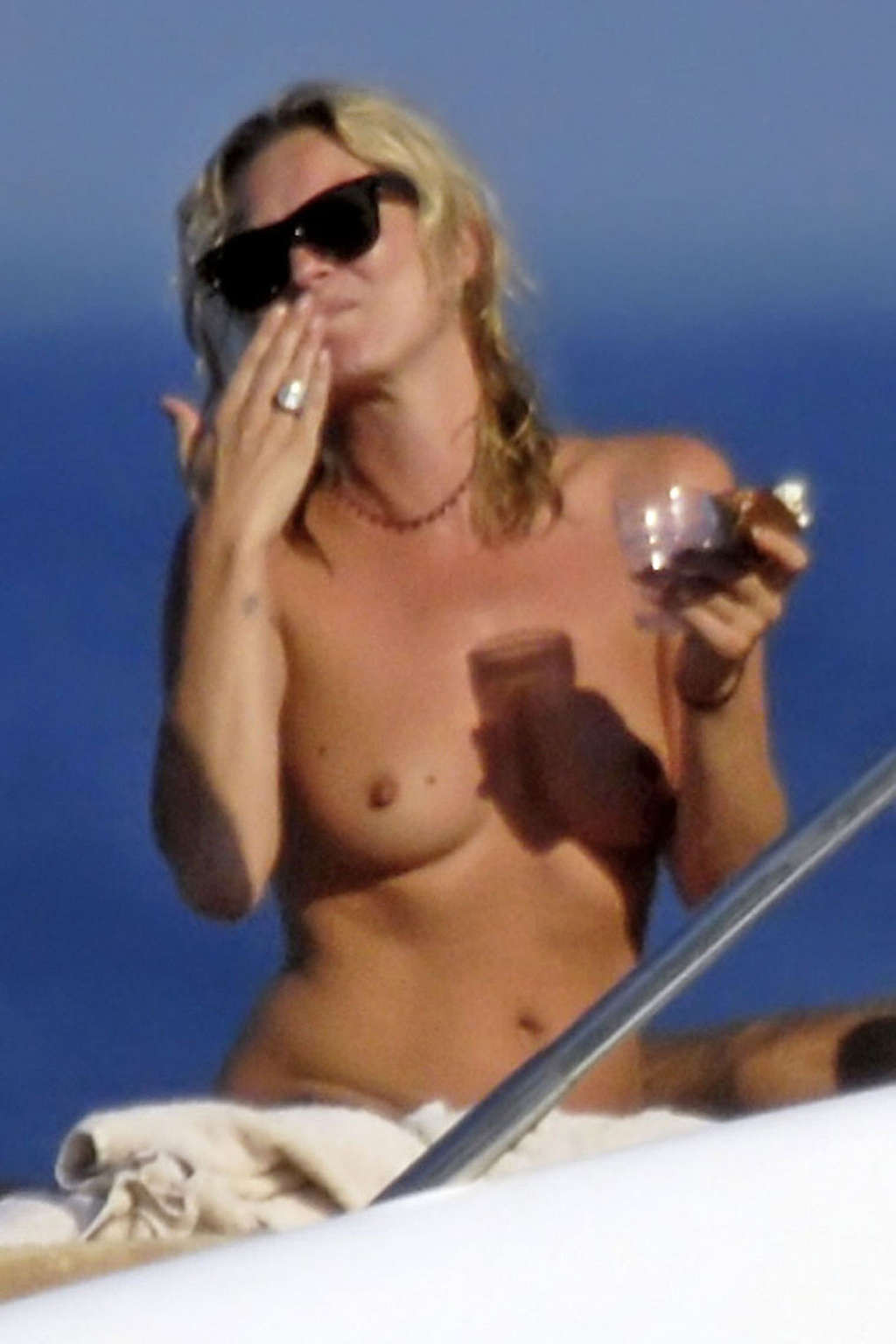 Kate moss topless en yate fotos paparazzi
 #75364301