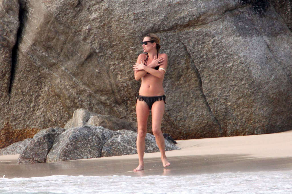 Kate moss seins nus sur un yacht photos paparazzi
 #75364408