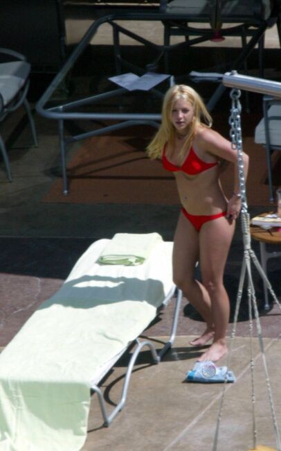 Sexy pop star britney spears che si estende in un bikini rosso perizoma
 #75368896