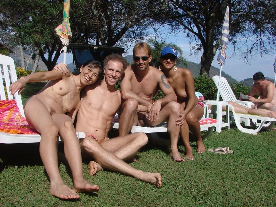 Rubia nudista se desnuda en una playa pública
 #72243931