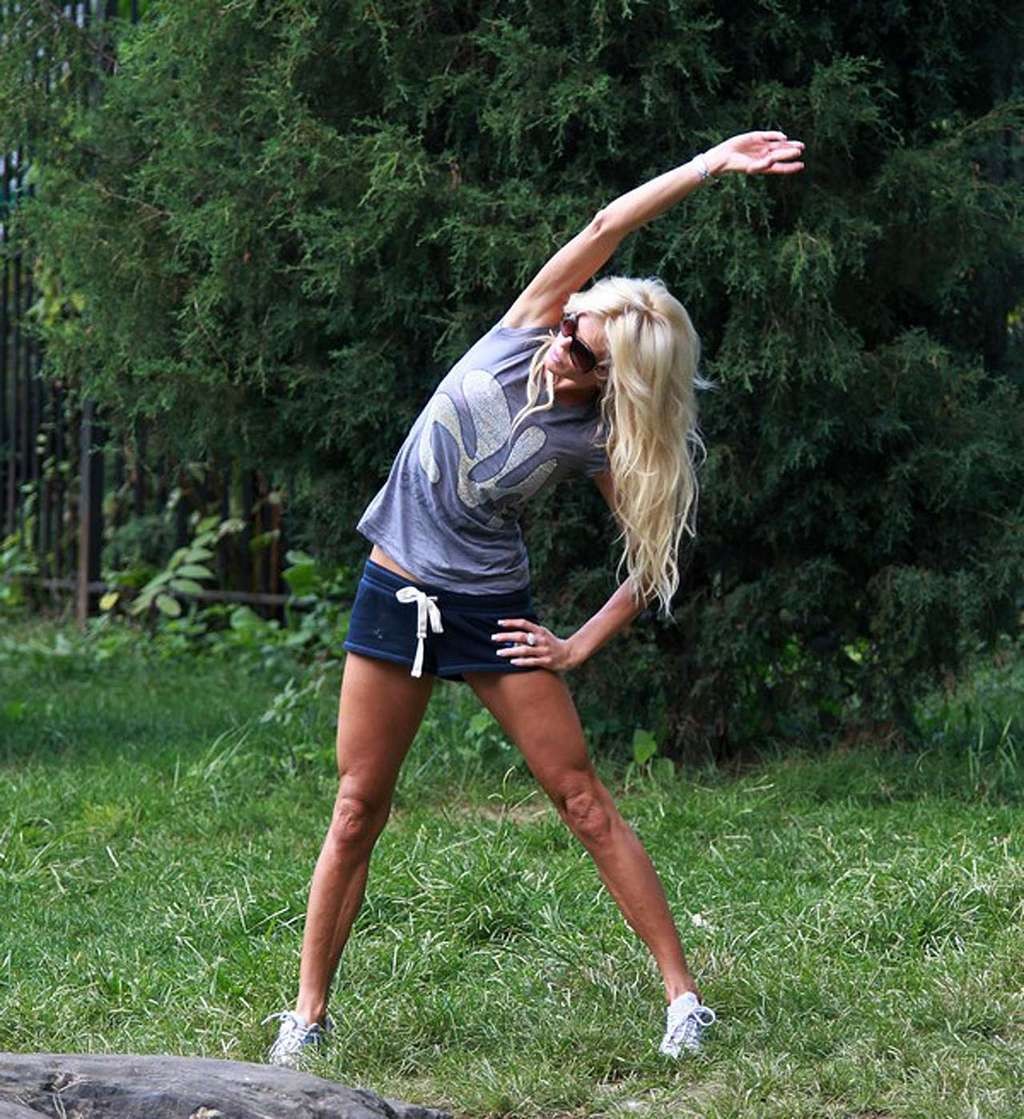 Victoria silvstedt en shorts abriendo las piernas en parque paparazzi dispara
 #75332917