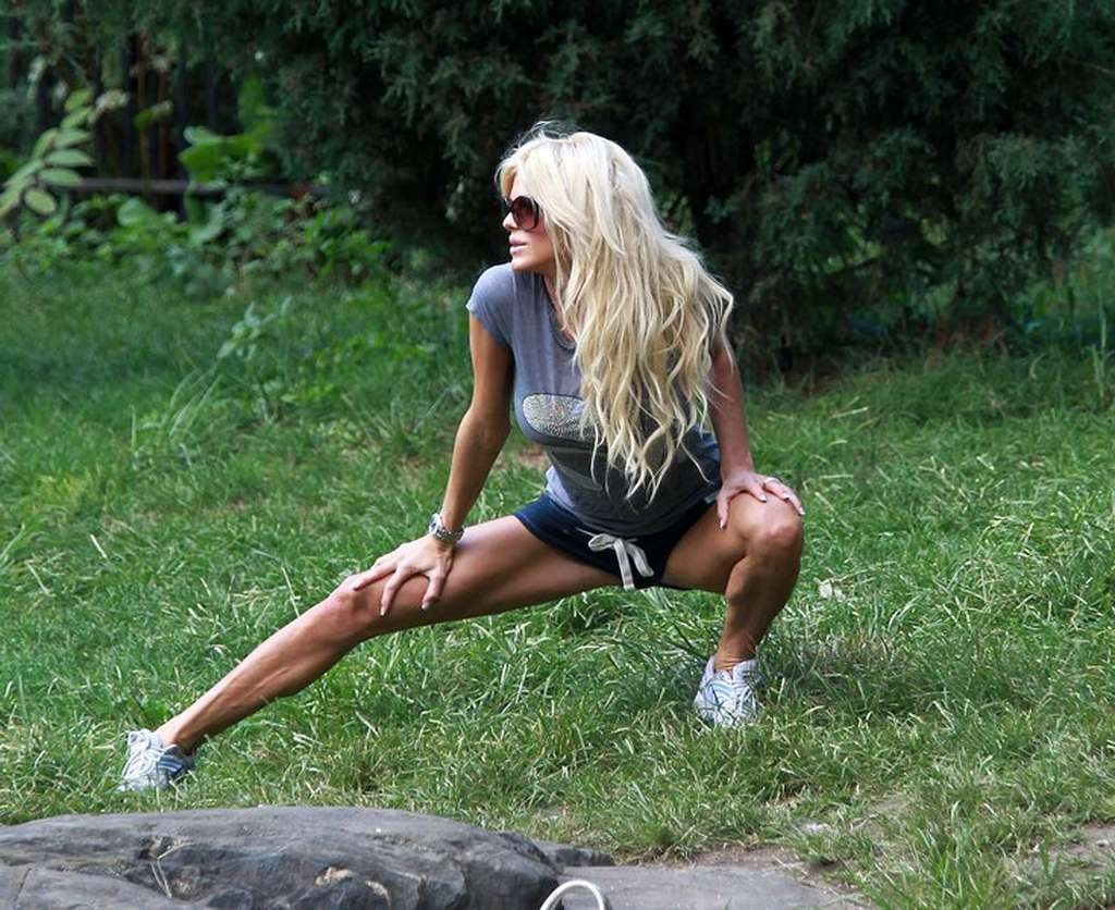 Victoria silvstedt en shorts abriendo las piernas en parque paparazzi dispara
 #75332940