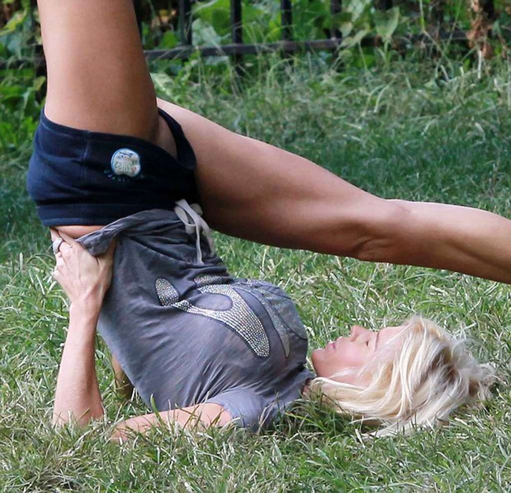 Victoria silvstedt en shorts abriendo las piernas en parque paparazzi dispara
 #75332955