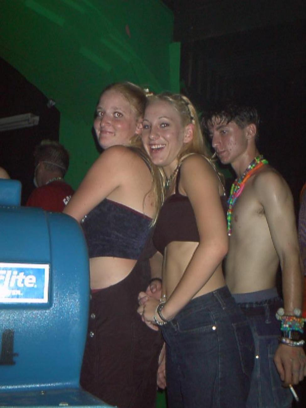 Ragazze ubriache che vanno in topless nel club
 #77132838